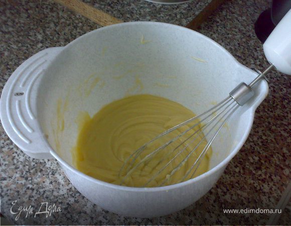 Крем:Смешать молоко,крахмал,сахар и яйцо,и взбить миксером.Полученную массу поставить на средний огонь постоянно помешивая,после того как масса начнет густеть убавить газ до минимума и проварить ещё минут 5-7,не прекращая помешивать.Снять с огня и в горячую массу добавим сливочное масло.Вбить миксером.