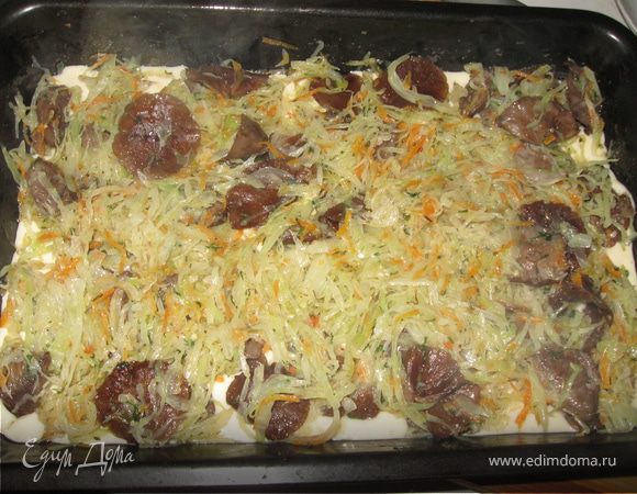 В форму смазанную растительным маслом выкладываем часть теста и капусту