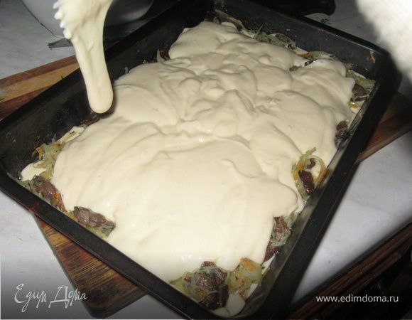 Заливаем оставшимся тестом и выпекаем в духовке 180гр. 40-45 минут