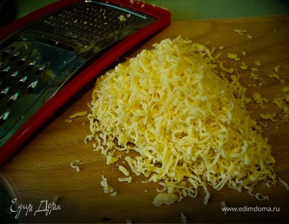 Натереть сыр на терке.