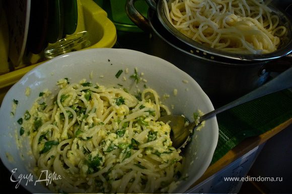Остывшие спагетти добавить в смесь и еще раз тщательно перемешать.
