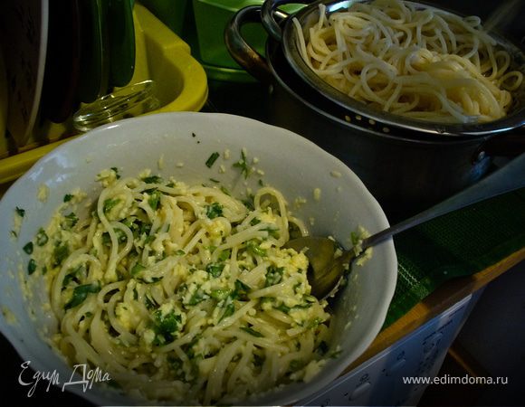Остывшие спагетти добавить в смесь и еще раз тщательно перемешать.