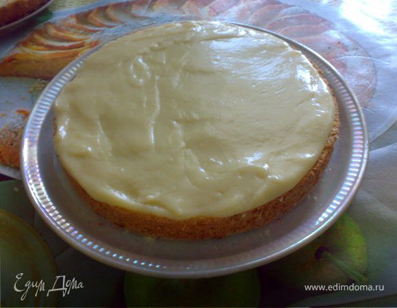 Нанести на один корж весь крем.Накрыть вторым коржом.