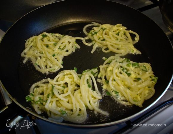 На сковороду влить немного растительного масла, поставить на средний огонь.
Вилкой выложить небольшое количество смеси и жарить до получения золотисной корочки. Перевернуть и обжарить в другой стороны.