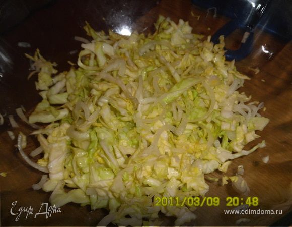 добавить соль,сахар и перетереть руками лук с капустой 