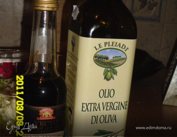 смешать оливковое масло и уксус, добавить 