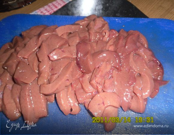 Режем печень небольшими полосками 