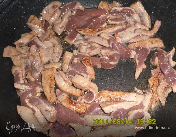 Обжариваем и солим