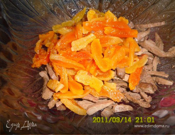 Режем курагу полосками 