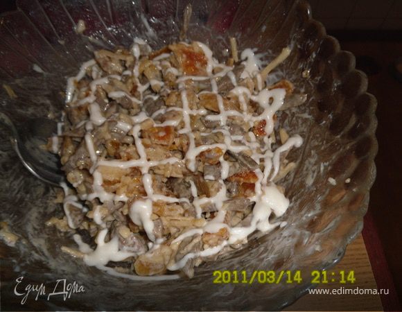 Добавить мелко порубленный чеснок,все перемешать и заправить майонезом. 