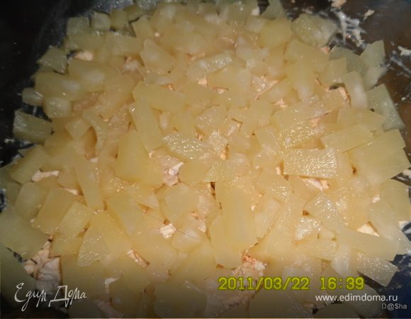 ананас режем кубиками 
