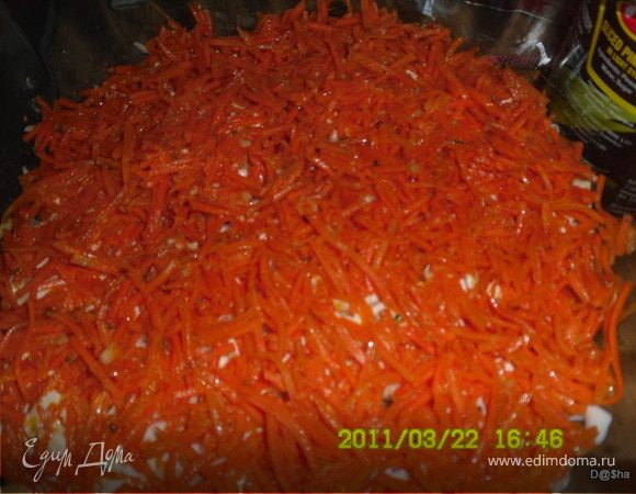 Корейскую морковку порезать помельче и тоже выложить 