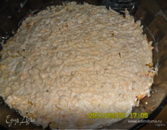 яйца потереть на терке и смазать майонезом 