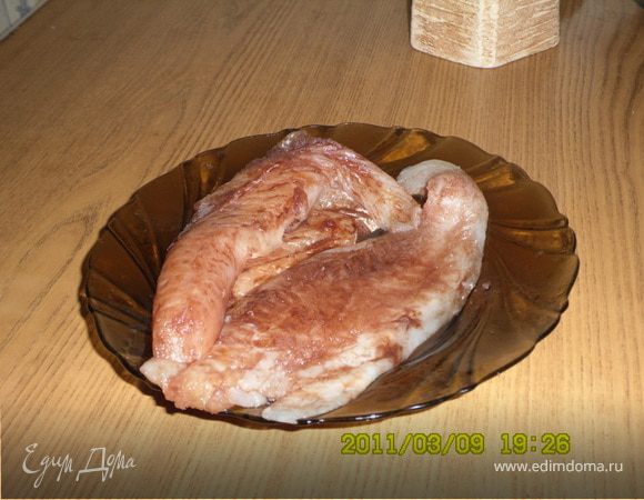 рыбку натереть солью,лимонным соком и бальзамико уксусом.Оставить промариноваться.У меня стояла минут 30 максимум. 