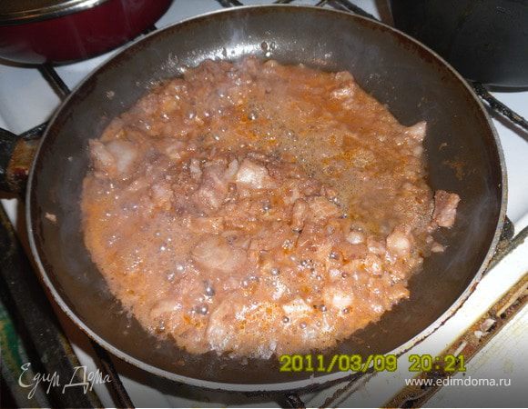Выложить на сковороду,подлить немножко водички, добавить томатную пасту и тушить, пока жидкость не испарится.у меня ушло минут 10-15. 