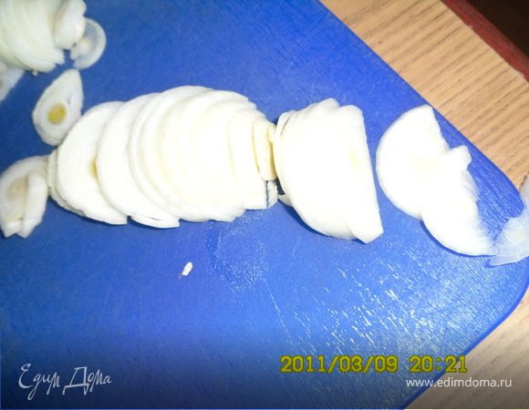 Порезать лучок полукольцами 