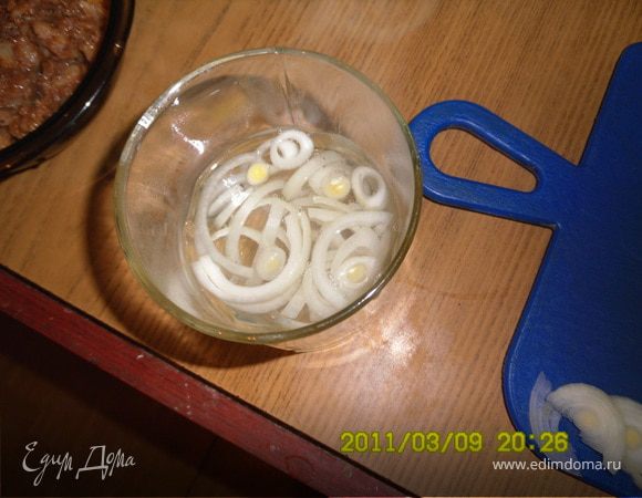 Залить лук кипятком, чтобы ушла горечь и оставить на минут на 5 