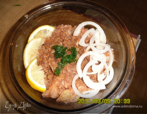 Выложить рыбку с луком 