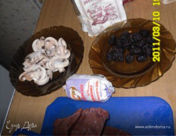 Печень порезать на ломтики