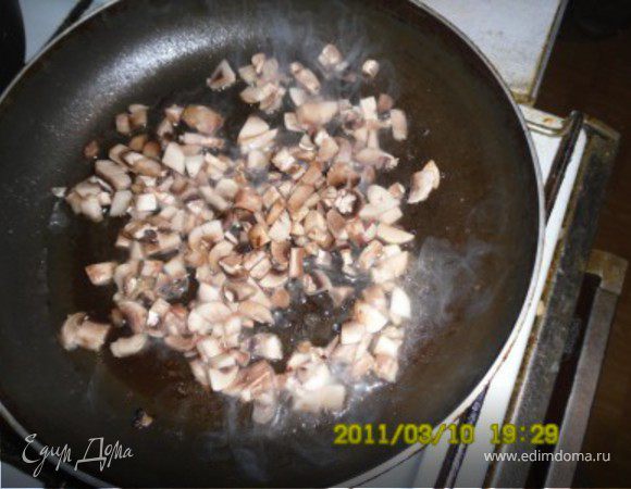 шампиньоны порезать и обжарить на раст. масле 