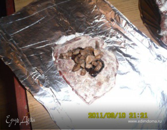 на фольгу положить ломтик печени, посолить, поперчить,сверху шампиньоны с маслом,чернослив 