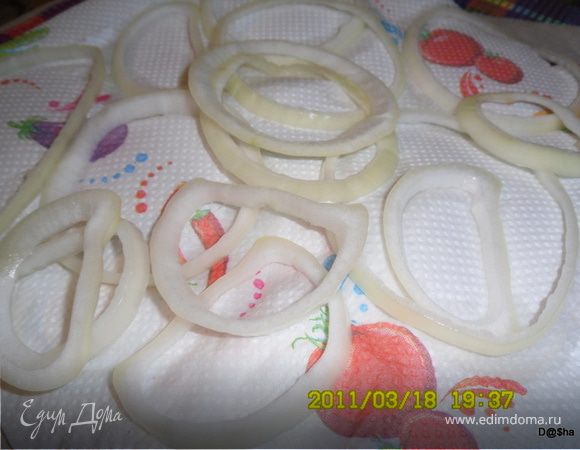 Лук нарезать кольцами (не толстыми и не тонкими чуть меньше1 см), выложить на дуршлаг и ошпарить кипятком.Выложить на бумажные полотенца, чтобы стекла жидкость. 