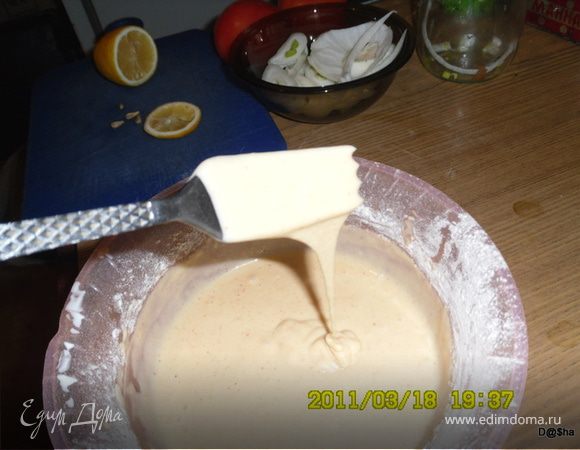 Для кляра: взбить яйца, добавить сметану,муку, соль, перец. 