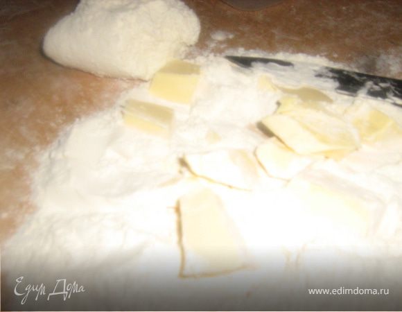Муку просеять с разрыхлителем. Половину порубить с маслом. 