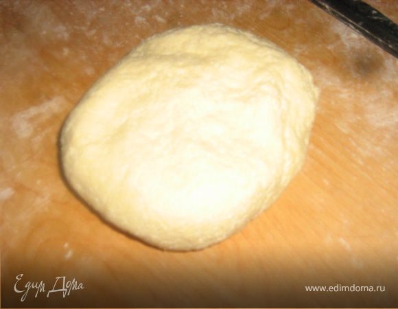 Творог пропустить через мясорубку или размять. Вмешать в тесто с взбитым яйцом и остальной мукой. Скатать шар, обернуть пленкой, оставить в холодильнике минимум на час.