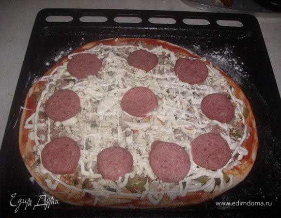 выложить все ингредиенты
раскатаное тесто
томатный соус
лук
огурцы 
колбаса
майонез
курица
фарш
майонез
сыр за пять минут до готовности 

