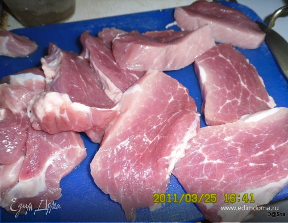 Мясо порезать на ломтики толщиной меньше 1 см.На фото у меня немного толстовато порезано(я потом подрезала еще) 