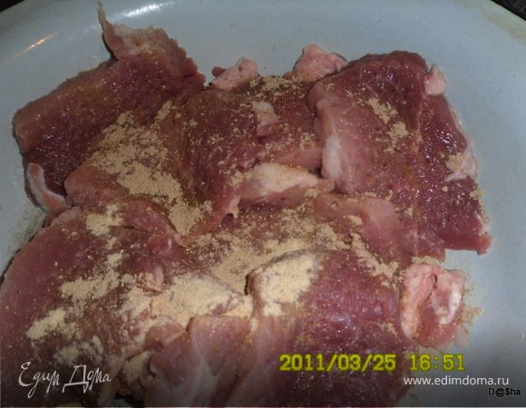 Хорошенько отбить,сложить в миску и посыпать имбирем 