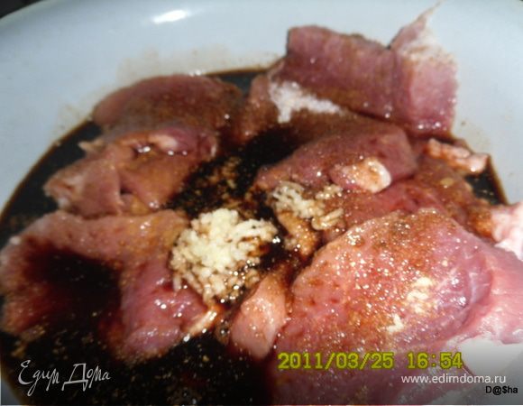 залить соевым соусом(у меня ушла примерно 1/3 бутылочки) 