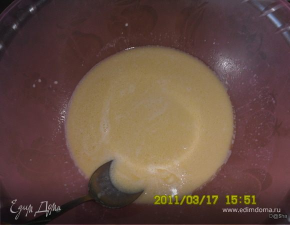 Итак, берем 20г дрожжей и растворяем их в стакане молока теплого,подмешиваем растопленное слив. масло(50г), соль(чуть больше половины ч.л.), сахар(около 0,5 ч.л.). 