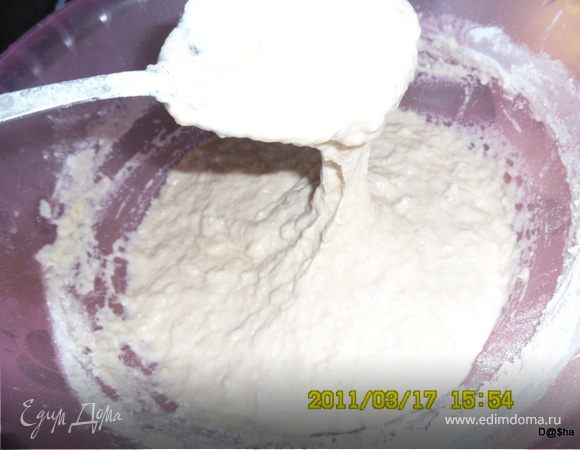 Всыпаем муку - я никогда не отмеряла сколько но так, чтобы получилось чуть гуще,чем сметана