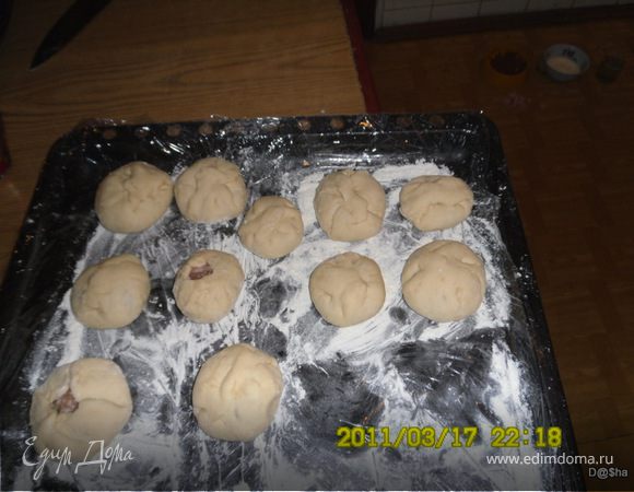 А дальше раскатываем тесто в колбаску,отрезаем одинаковые кусочки, раскатываем их в кружочки, ложим в центр фарш и защепляем, можно оставить в середке отверстие. 
Я обычно застилаю противень пленкой, присыпаю мукой и ложу на него готовые беляши по порядку.Так не надо их еще расстаивать - пока все доделала - первые уже можно жарить.Пока эти жарятся - другие расстаиваются! 