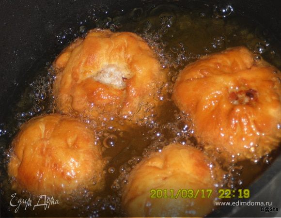 В кастрюльке с толстым дном(у меня котелок) разогреть масло раст. (я выливаю чуть больше трети бутылки) и жарить беляши.Если они с отверстиями, то сначала отверстиями вниз,потом с другой стороны. 