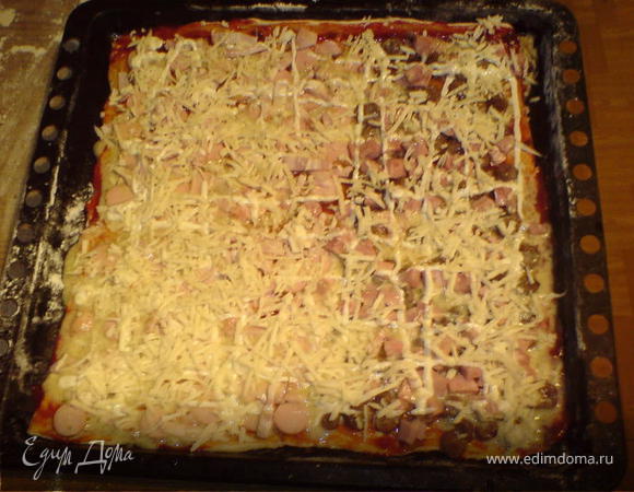 Сверху обжаренный лук.Отдельно перемешать яйцо со сметанкой и полить все это.Посыпать тертым сыром. 