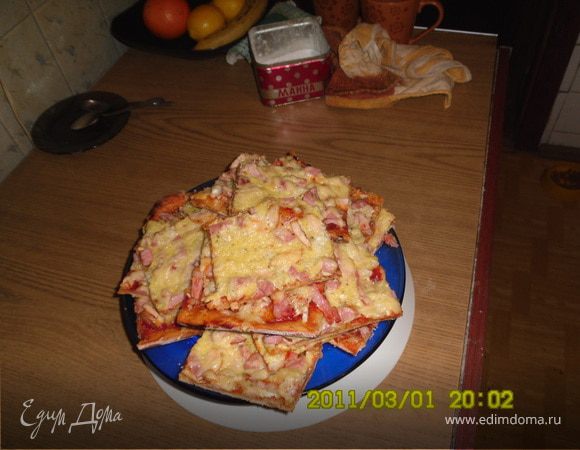 Есть еще вариант. 
Пицца "Четыре колбаски" 
Тесто также.А начинка сосиски, колбаска варенка,бекон, мяско подкопченное свинина( совсем немножко для вкуса). 