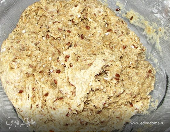 В кислое молоко добавить сахар и соду.Яйцо перемешать венчиком или вилкой.Смешать все сыпучие продукты.Влить кислое молоко,яйцо.Перемешать всё тщательно.Руками вмесить масло.Получится чуть липкое тесто.Не пугайтесь.