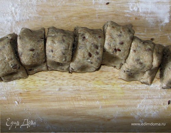 Скатать толстый жгутик и разрезать на 12 частей.