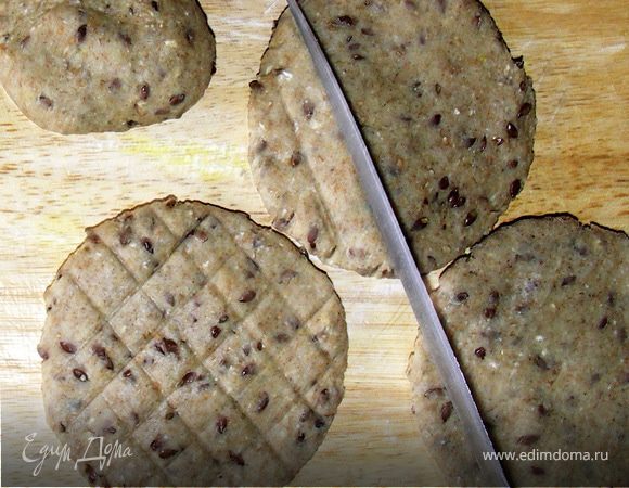 Скатать шарики.Между ладошками приплюснуть и получатся лепёшечки.Чем тоньше лепёшечки,тем суше они получатся.Можно сделать разной толщины,тогда после выпечки вы сами решите какие вам больше нравятся.На лепёшки нанести полоски тупой стороной ножа.