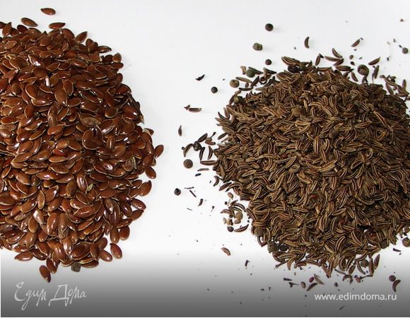 Присыпая их предварительно тмином,льном,кунжутом или чем-то ещё на ваш вкус))Я один раз перепутав коробочки присыпала кумином и получился очень пикантный вкус))Кто любит попробуйте.