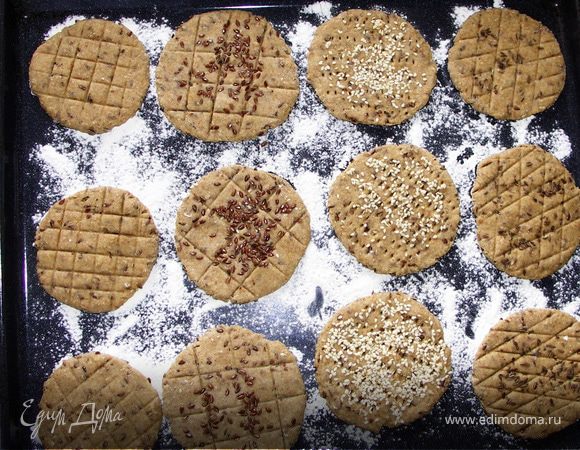 Укладываем лепёшечки на противень припудренный мукой.