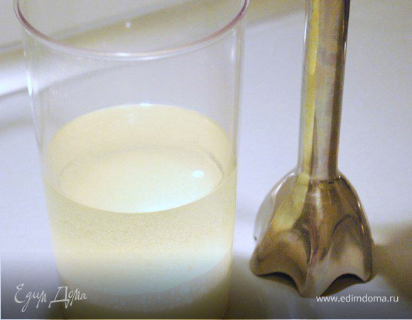 В чашу для взбивания влейте молоко, сверху налейте масло и взбивайте движениями вверх-вниз на самой высокой скорости блендера 5–7 секунд, пока не загустеет.<br />
К сожалению, майонез можно приготовить только с помощью этой насадки. Венчиком, миксером и блендером с лезвиями в чаше ничего не получится.
