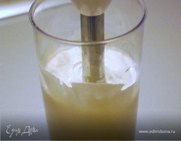 Добавьте соль, сахар, уксус, горчицу и уже на небольшой скорости перемешайте несколько секунд. Попробуйте, возможно, захочется досолить или добавить больше горчицы. Майонез готов! Хранится он долго, не меньше недели.