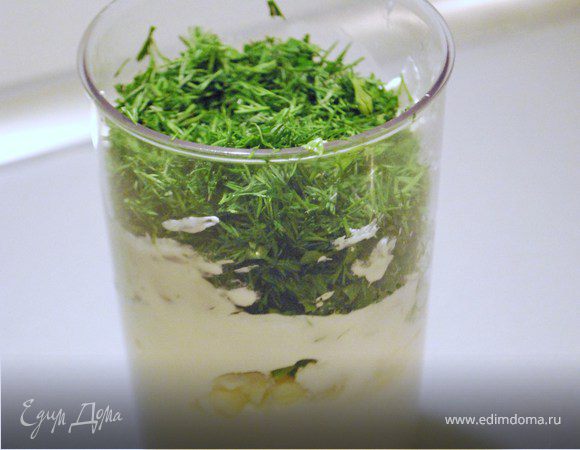 Можно потратить еще 5 минут: мелко нарезать зелень, чеснок (для легкого аромата чеснока я беру небольшие зубчики), еще раз перемешать и получить соус. А если добавить несколько соленых огурцов, то получится похоже на соус тартар. 