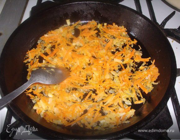 морковь и лук, очистить.
лук пошинковать, морковь натереть на на крупной терке Спасировать на растительном масле