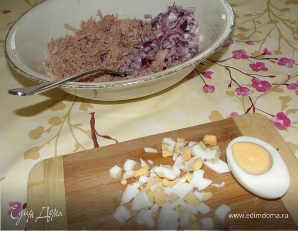 Слить сок из баночки с тунцом и вилкой измельчить его. 
Почистить лук и мелко его порубить.
Сварить яйцо, остудить и так же мелко порубить.