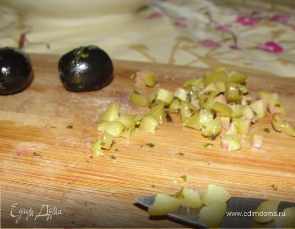 Мелко порубить маслины и оливки(или каперсы).